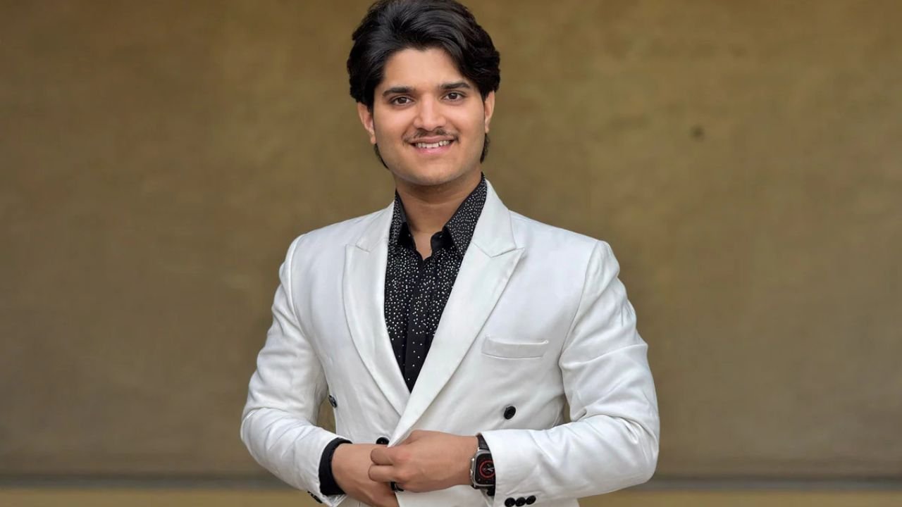 Bigg Boss 19 में एंट्री करते ही छाए Mridul Tiwari! जानें 19M सब्सक्राइबर वाले इस यूट्यूबर की लाइफस्टाइल, नेटवर्थ और विवादों की पूरी कहानी