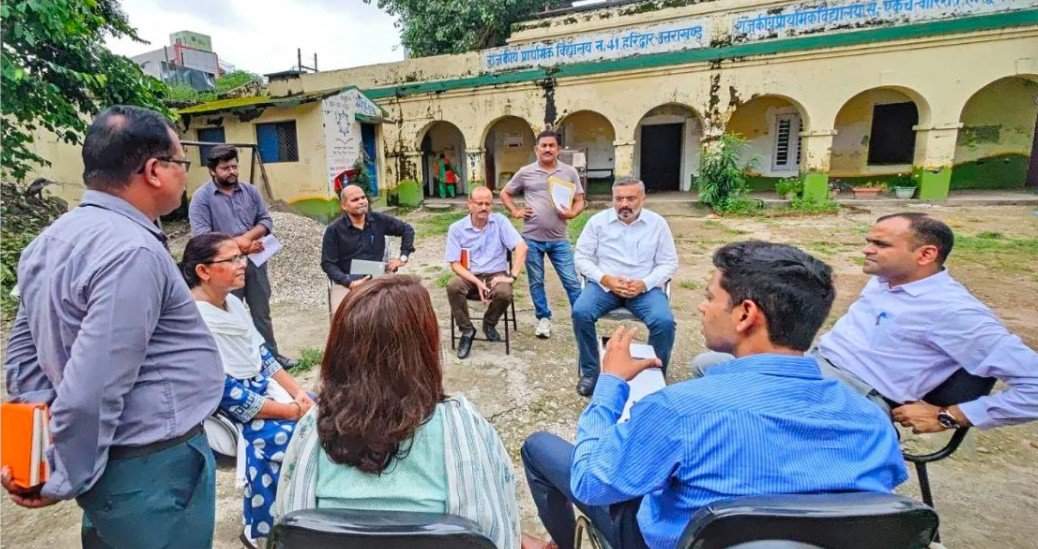 Haridwar News: हरिद्वार DM मयूर दीक्षित का औचक निरीक्षण | जीर्ण-शीर्ण स्कूल बनेगा मॉडल विद्यालय