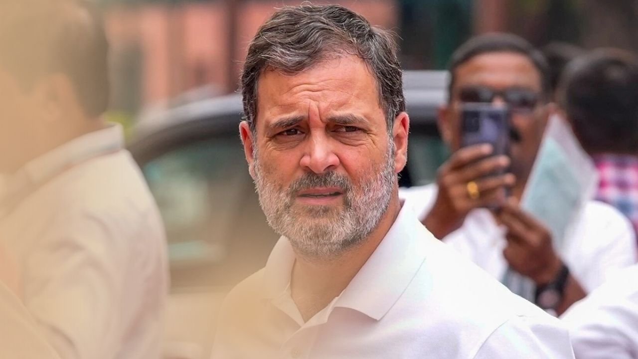 वोटर लिस्ट से नाम डिलीट, राहुल गांधी ने पेश किए जिंदा सबूत, चुनाव आयोग पर गहरा सवाल