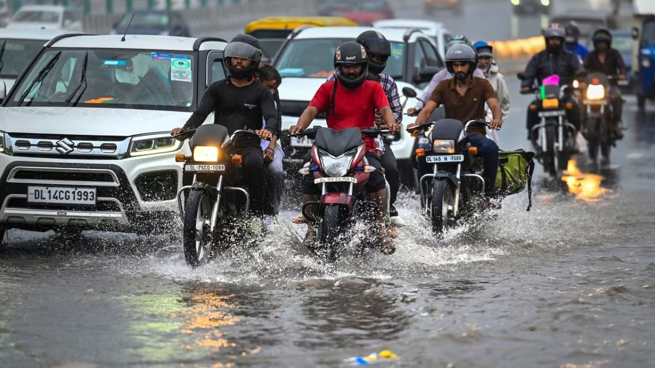 Weather Update: दिल्ली में तेज गर्मी और सौराष्ट्र-कच्छ में भारी बारिश, यूपी समेत अन्य राज्यों में मौसम रहेगा बदलाव के साथ