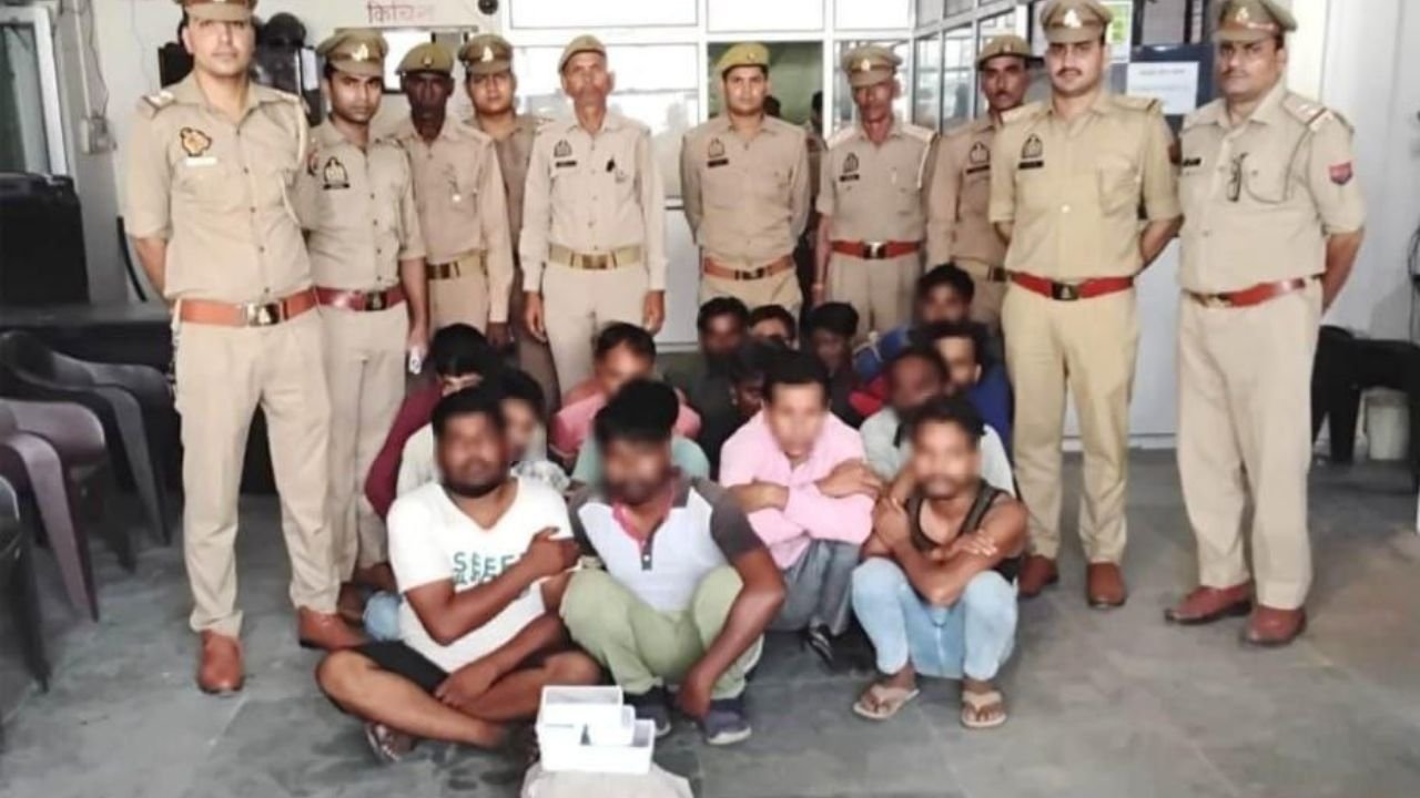 आगरा पुलिस ने चलाया धड़ पकड़ अभियान, ताश के पत्तों से जुआ खेलते 17 अभियुक्त गिरफ्तार