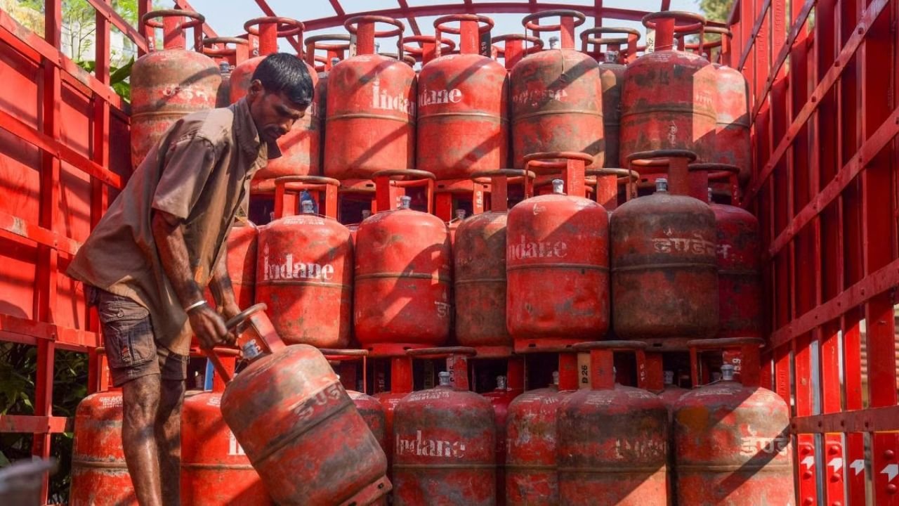 LPG Price Cut: नवंबर की शुरुआत में बड़ी राहत, सस्ता हुआ कमर्शियल सिलेंडर लेकिन घर की रसोई को नहीं मिली कोई राहत