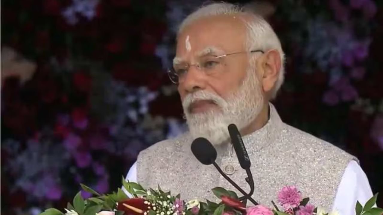 Sathya Sai Baba Birth Centenary: पीएम मोदी ने सत्य साईं बाबा को दी श्रद्धांजलि, जन्म शताब्दी समारोह में जारी किए विशेष सिक्का और डाक टिकट