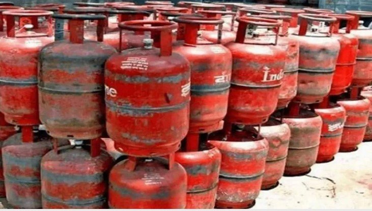 हैदराबाद में LPG कालाबाजारी का बड़ा खुलासा कब्रिस्तान से 414 सिलेंडर बरामद 10 गिरफ्तार