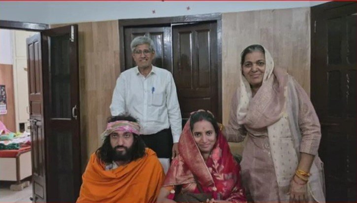 36 लाख पैकेज छोड़ने वाले IIT बाबा अब पत्नी संग नए जीवन की शुरुआत