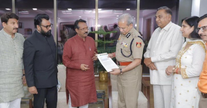 खरगे के बयान पर मचा बवाल दिल्ली बीजेपी ने पुलिस से की FIR की मांग