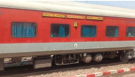 चलती ट्रेन के पहियों से धुआं मथुरा में रोकी गई एक्सप्रेस बड़ा हादसा टला