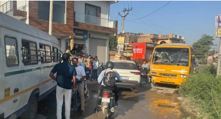 ग्रेटर नोएडा में स्कूल बसों की भीषण टक्कर 12 बच्चे घायल
