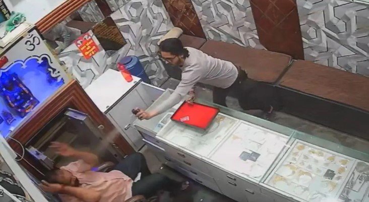 नोएडा ज्वेलरी शॉप में पेपर स्प्रे से लूट, CCTV में कैद पूरी वारदात