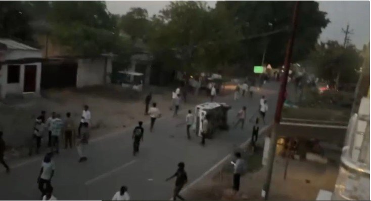 लखीमपुर खीरी में अंबेडकर प्रतिमा विवाद ने भड़की हिंसा, पुलिस पर हमला बढ़ा