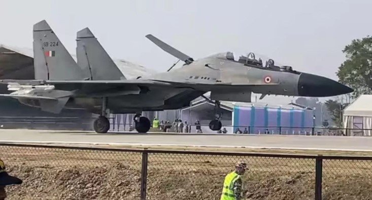 पुणे एयरपोर्ट पर IAF फाइटर जेट की हार्ड लैंडिंग से रनवे ठप
