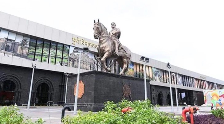 पुणे एयरपोर्ट रनवे अचानक बंद वायुसेना विमान की हार्ड लैंडिंग से हड़कंप