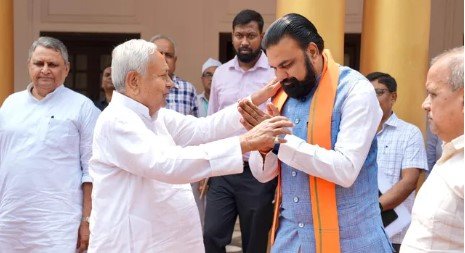 पटना में डिजिटल डेस्क शनिवार को देशरत्न मार्ग स्थित सरकारी आवास पर पूर्व मुख्यमंत्री नीतीश कुमार ने बिहार की राजनीतिक हलचल के बीच मुख्यमंत्री सम्राट चौधरी से मुलाकात की