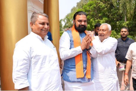 पटना में डिजिटल डेस्क शनिवार को देशरत्न मार्ग स्थित सरकारी आवास पर पूर्व मुख्यमंत्री नीतीश कुमार ने बिहार की राजनीतिक हलचल के बीच मुख्यमंत्री सम्राट चौधरी से मुलाकात की