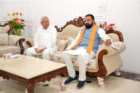 पटना में डिजिटल डेस्क शनिवार को देशरत्न मार्ग स्थित सरकारी आवास पर पूर्व मुख्यमंत्री नीतीश कुमार ने बिहार की राजनीतिक हलचल के बीच मुख्यमंत्री सम्राट चौधरी से मुलाकात की
