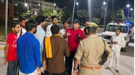 मैनपुरी इंजीनियरिंग कॉलेज में छात्रों और कार्यकर्ताओं के बीच बंधक बनाने का आरोप