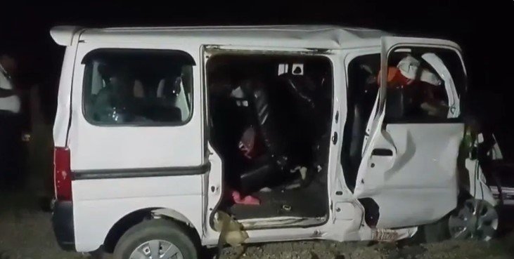 हमीरपुर सड़क हादसा तेज रफ्तार ट्रक ने बरातियों की वैन को रौंदा चार की मौत
