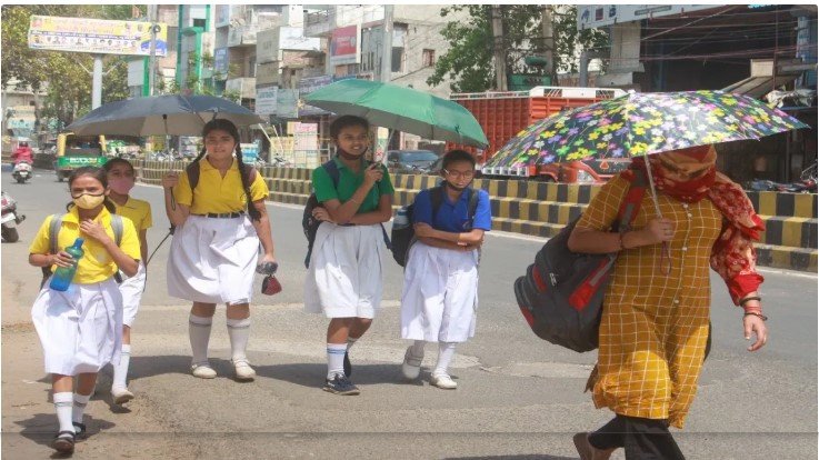 यूपी में भीषण गर्मी का कहर स्कूल टाइम बदला छुट्टियों पर बड़ा अपडेट