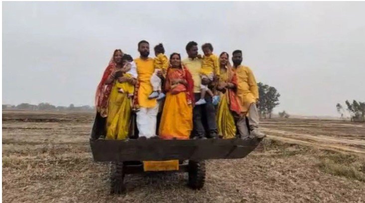 यूपी में शादी का अनोखा अंदाज बुलडोजर रथ पर दुल्हन का वायरल वीडियो
