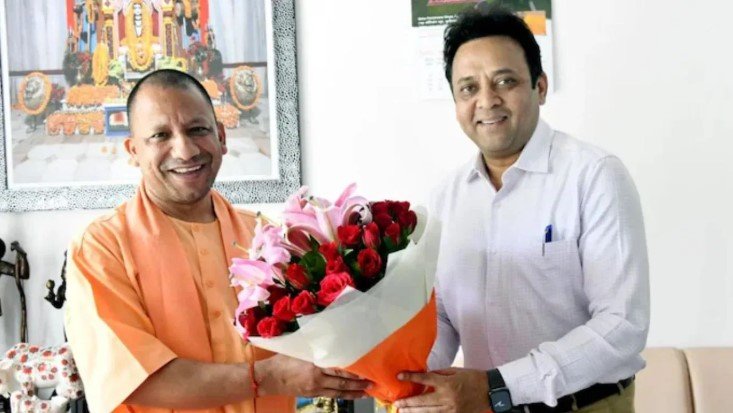 कौन हैं IAS संजय प्रसाद जिन पर CM योगी का सबसे ज्यादा भरोसा