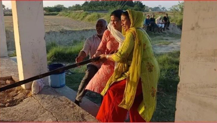 हापुड़ में चौंकाने वाला मामला चार बेटों के बावजूद बेटियों ने दी मुखाग्नि