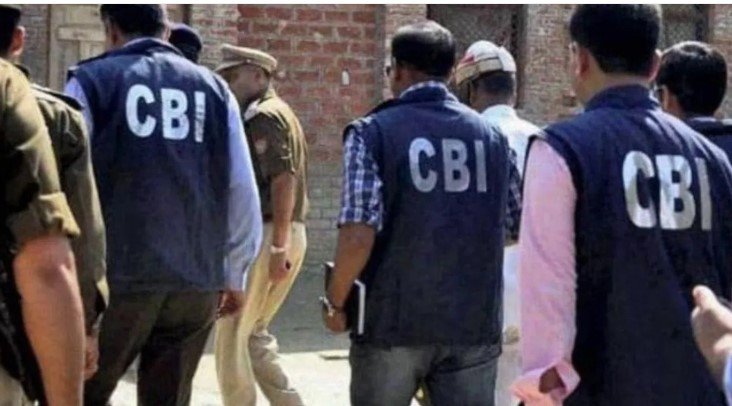 मेरठ CGHS दफ्तर में 19 घंटे चली CBI रेड अफसर हिरासत में लेकर रवाना