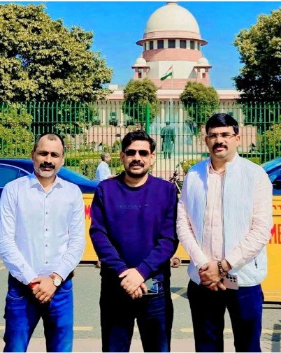 अंधेरे को चीरती रोशनी: 3 शिक्षकों की लीगल टीम से 25 लाख को न्याय की उम्मीद